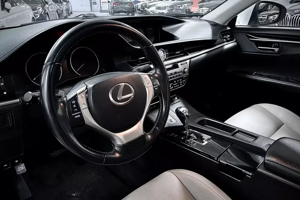 2013 Lexus ES 6th Gen - Image 11 of 18