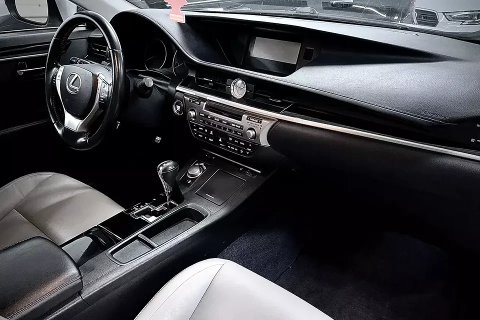 2013 Lexus ES 6th Gen - Image 12 of 18