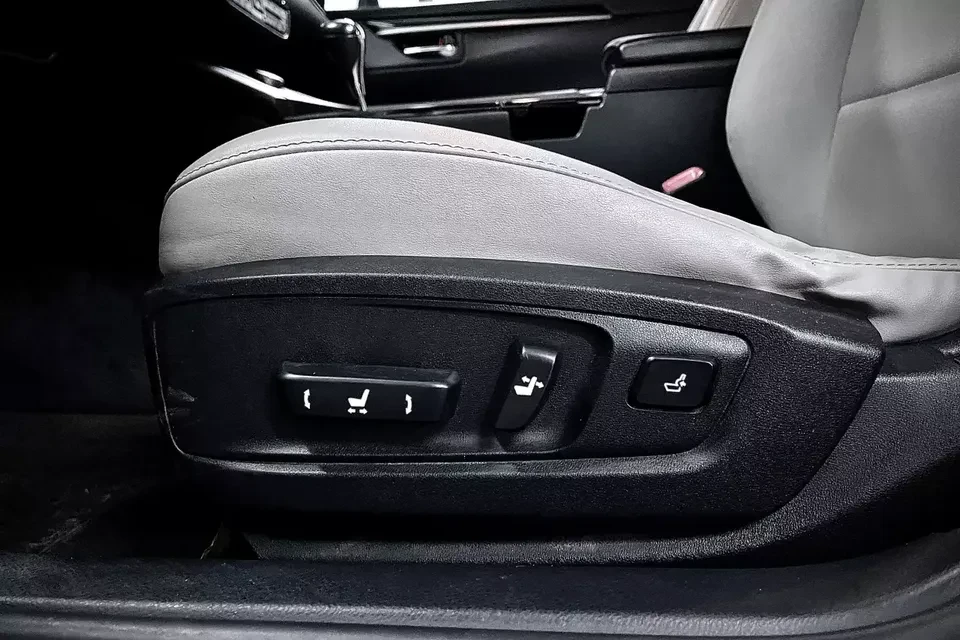 2013 Lexus ES 6th Gen - Image 8 of 18