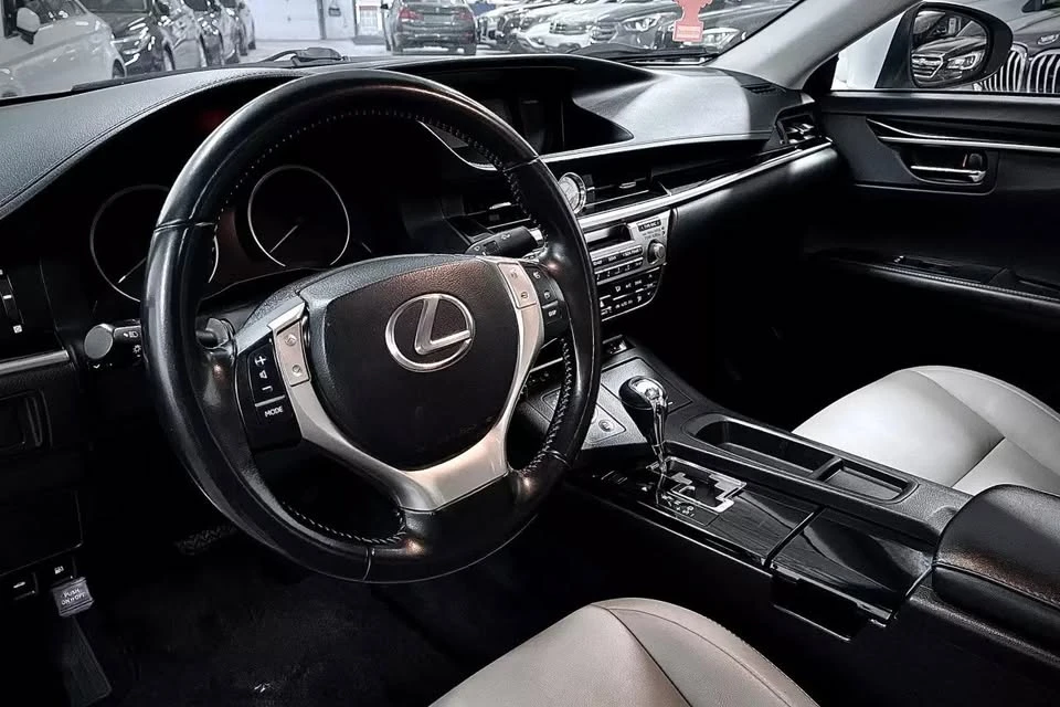 2013 Lexus ES 6th Gen - Image 13 of 20
