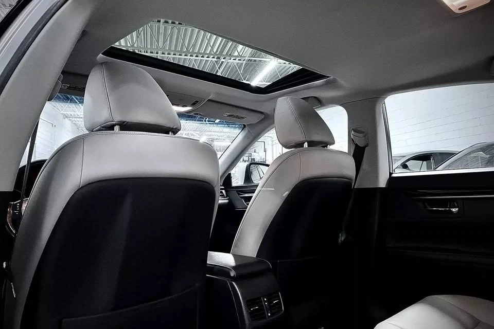 2013 Lexus ES 6th Gen - Image 11 of 20