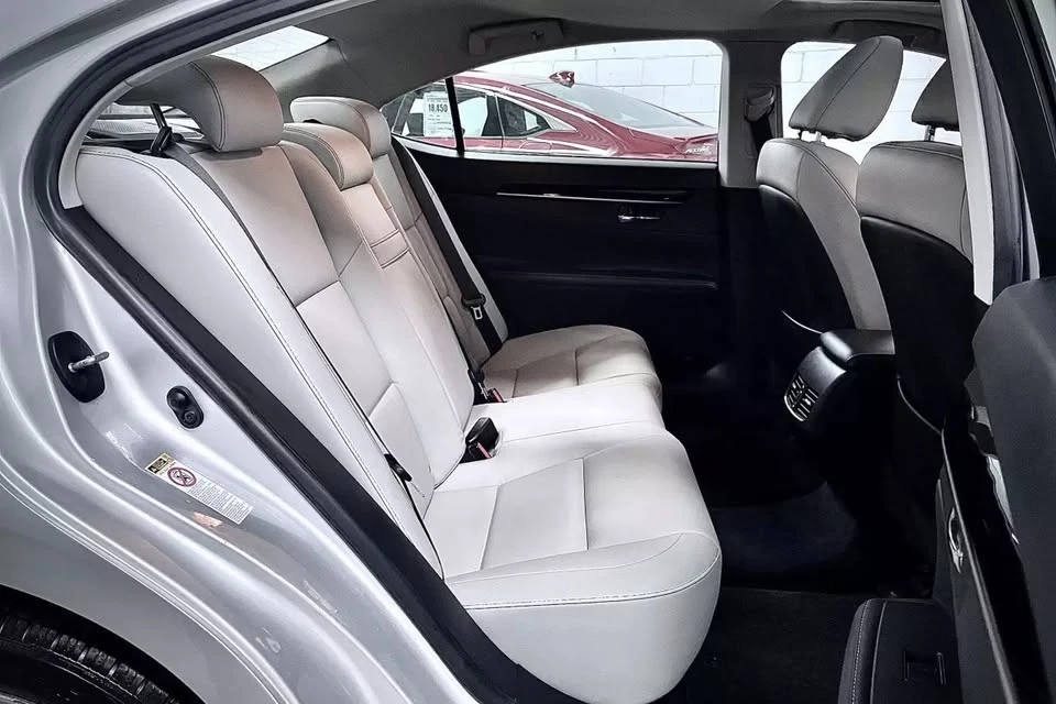 2013 Lexus ES 6th Gen - Image 16 of 20