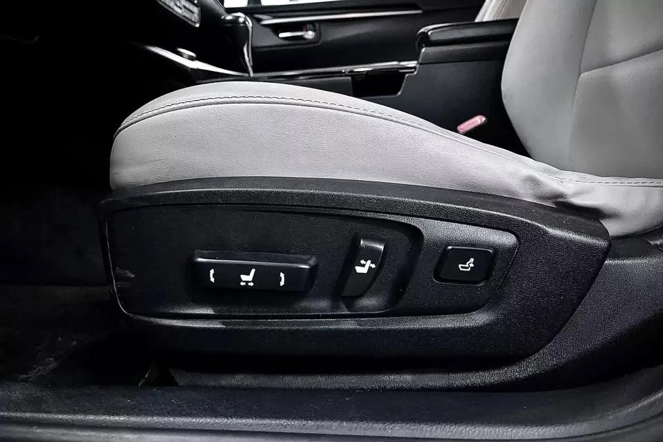 2013 Lexus ES 6th Gen - Image 10 of 20