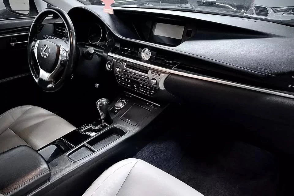 2013 Lexus ES 6th Gen - Image 14 of 20