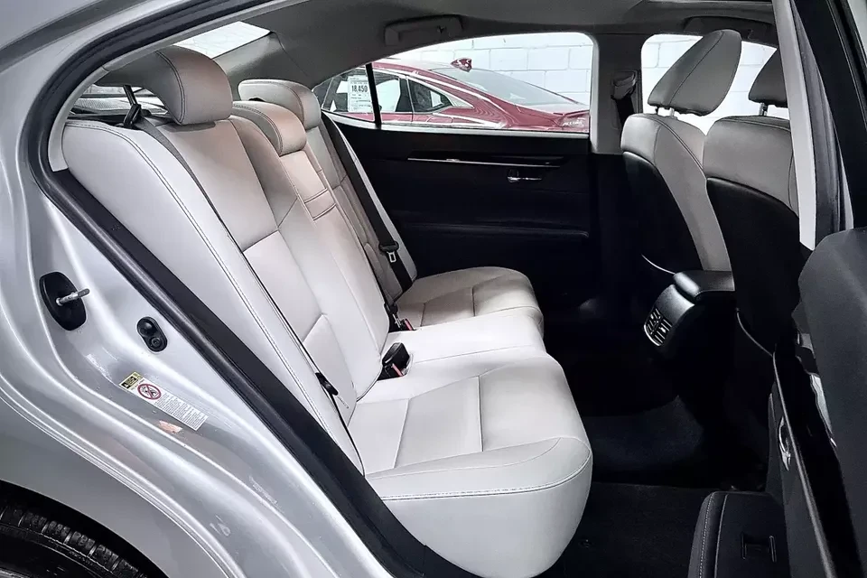 2013 Lexus ES 6th Gen - Image 16 of 20