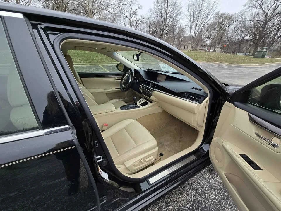 2013 Lexus ES 6th Gen - Image 10 of 15
