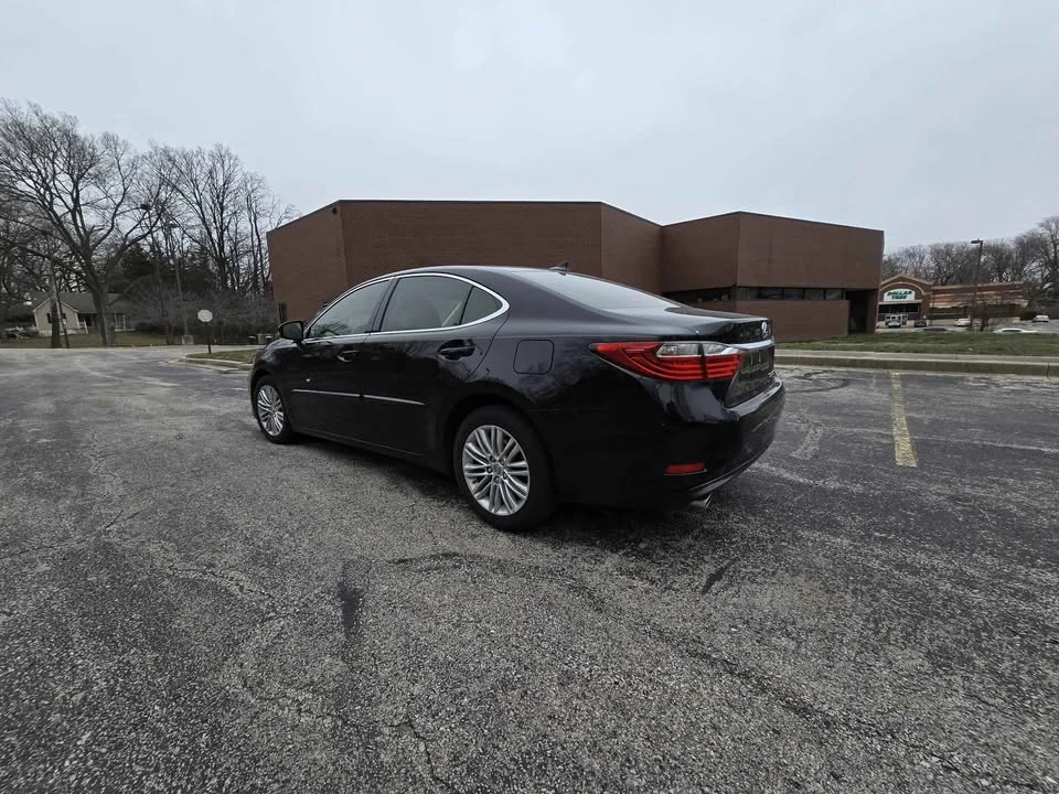 2013 Lexus ES 6th Gen - Image 5 of 15