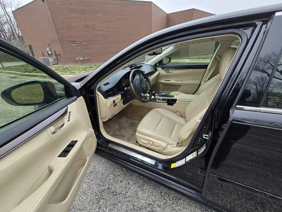 2013 Lexus ES 6th Gen - Image 8 of 15