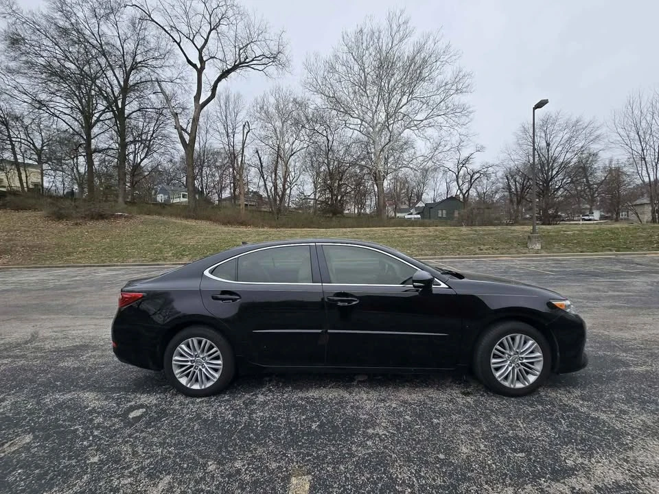2013 Lexus ES 6th Gen - Image 2 of 15