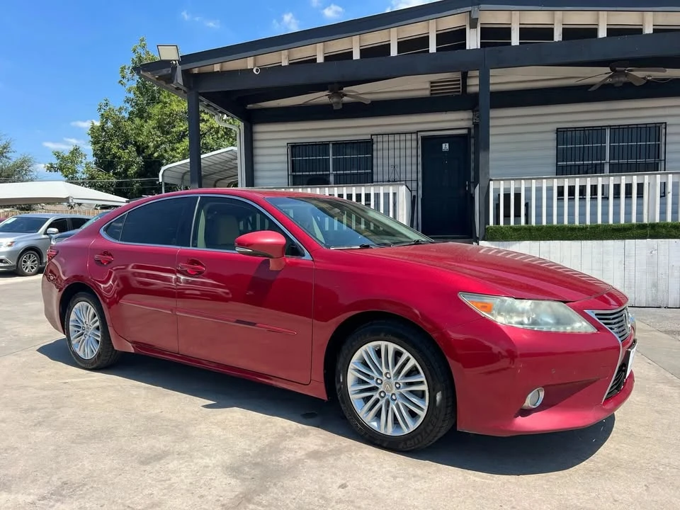 2013 Lexus ES 6th Gen - Image 2 of 12