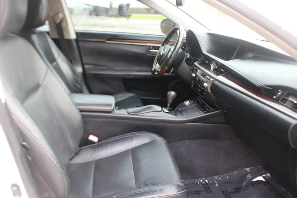 2013 Lexus ES 6th Gen - Image 17 of 20