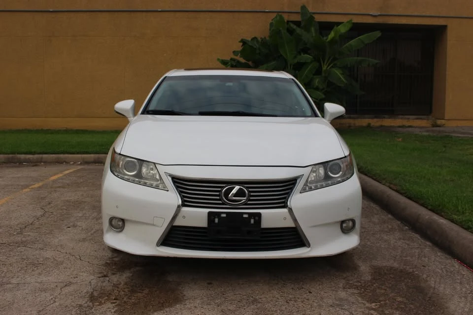 2013 Lexus ES 6th Gen - Image 2 of 20