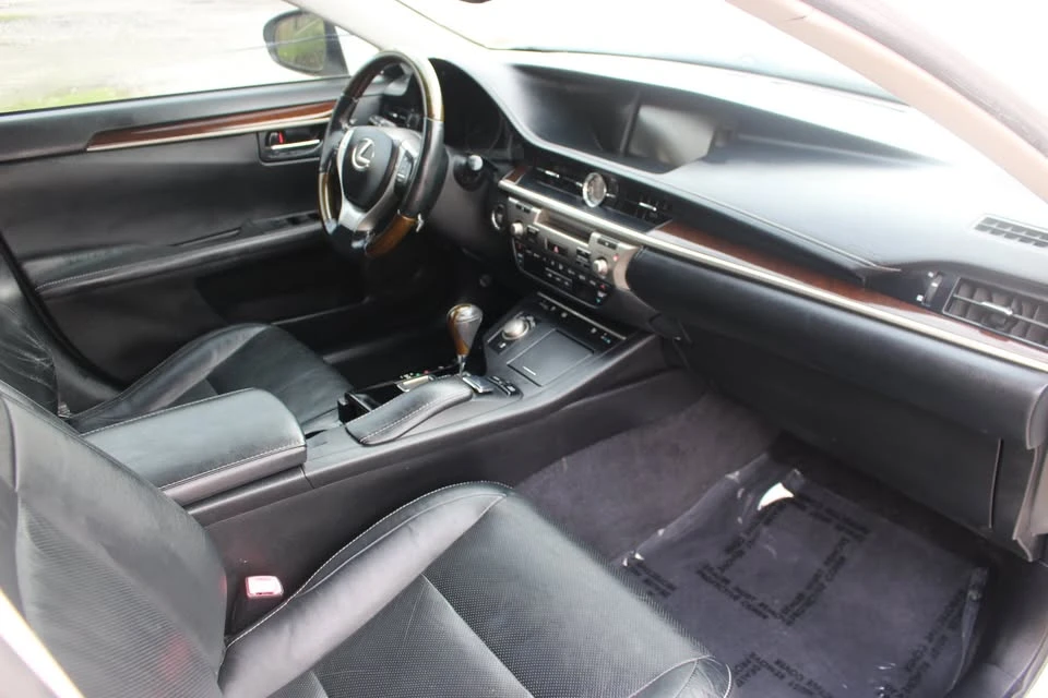 2013 Lexus ES 6th Gen - Image 16 of 20