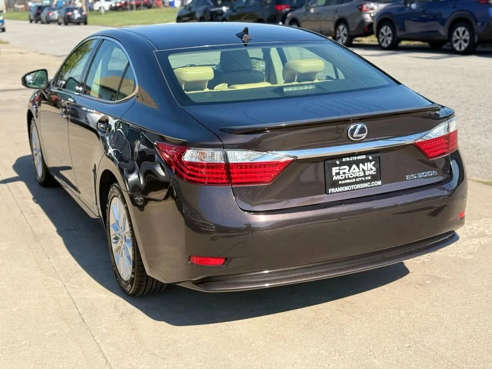 2013 Lexus ES 6th Gen - Image 10 of 20