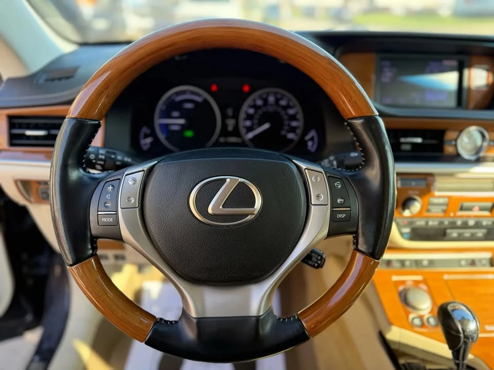 2013 Lexus ES 6th Gen - Image 16 of 20