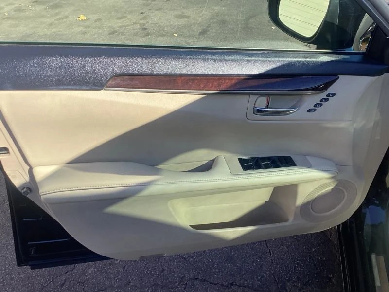 2013 Lexus ES 6th Gen - Image 14 of 20