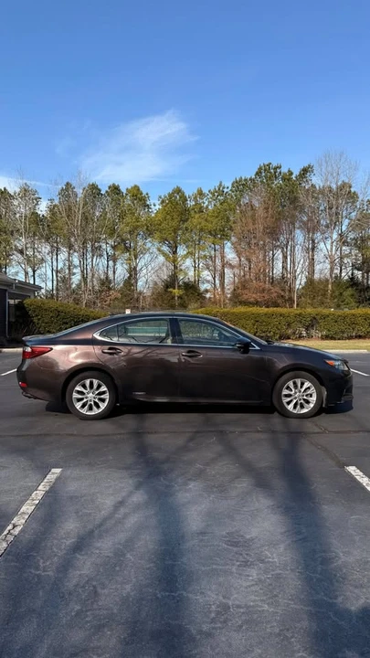 2013 Lexus ES 6th Gen - Image 6 of 12