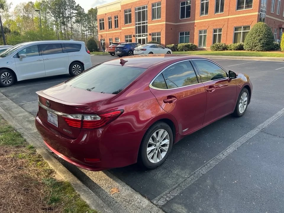 2013 Lexus ES 6th Gen - Image 3 of 4