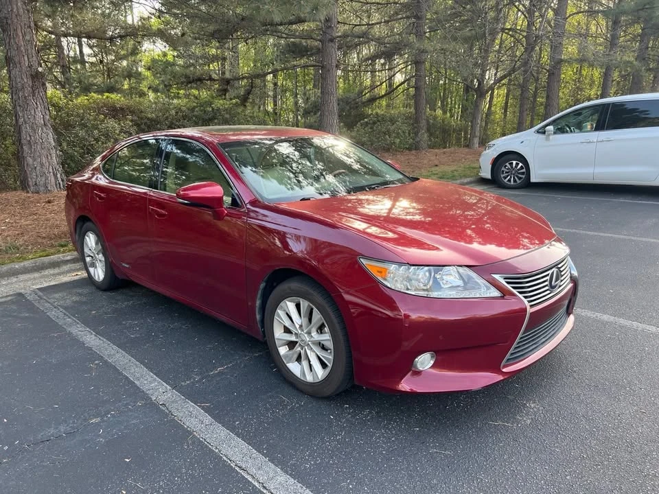 2013 Lexus ES 6th Gen - Image 2 of 4