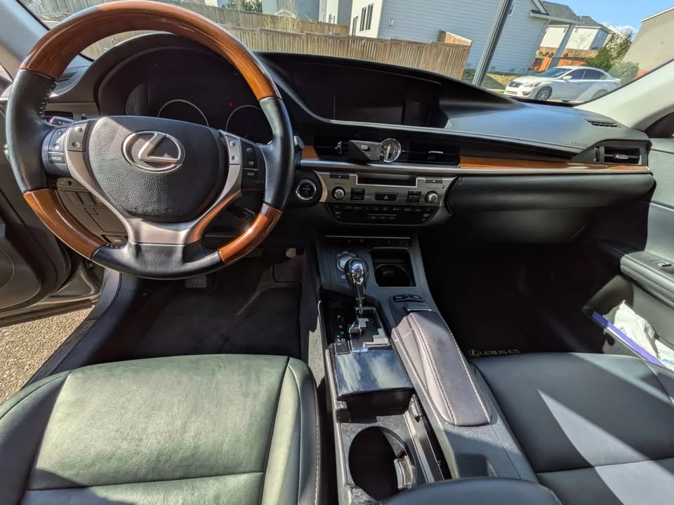 2013 Lexus ES 6th Gen - Image 8 of 20
