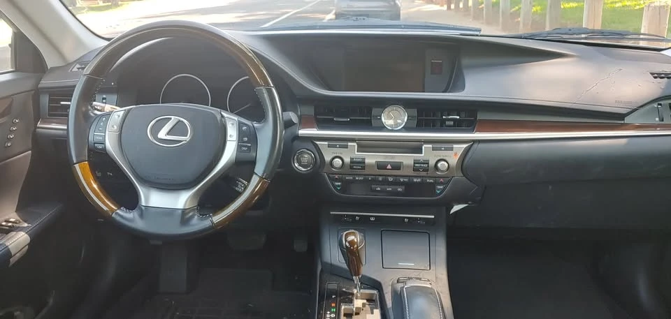 2013 Lexus ES 6th Gen - Image 7 of 13