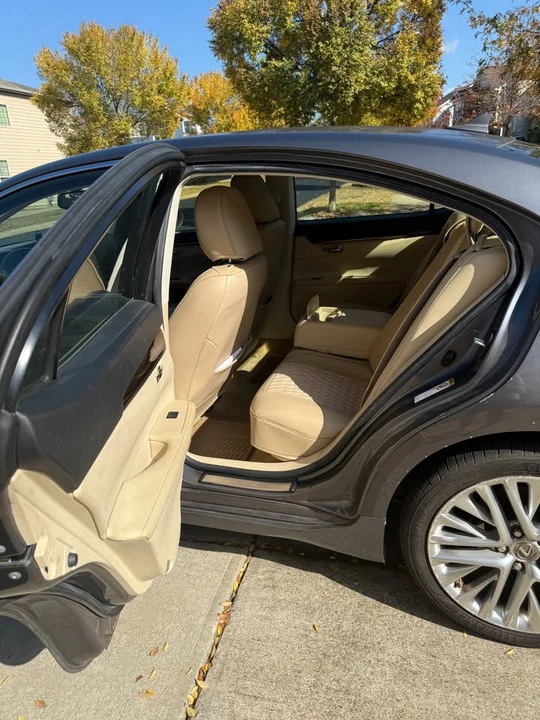 2013 Lexus ES 6th Gen - Image 11 of 18