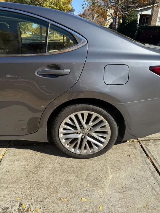 2013 Lexus ES 6th Gen - Image 9 of 18