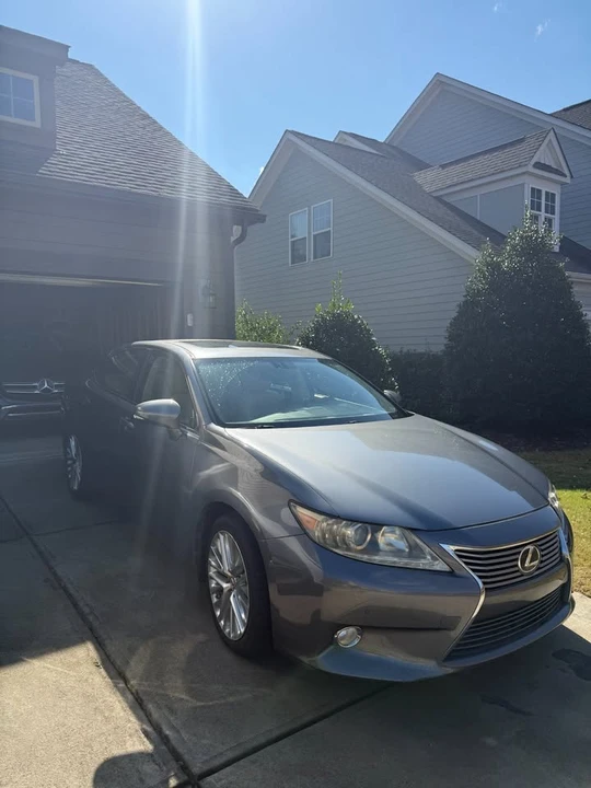 2013 Lexus ES 6th Gen - Image 2 of 18