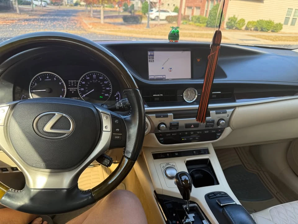 2013 Lexus ES 6th Gen - Image 16 of 18