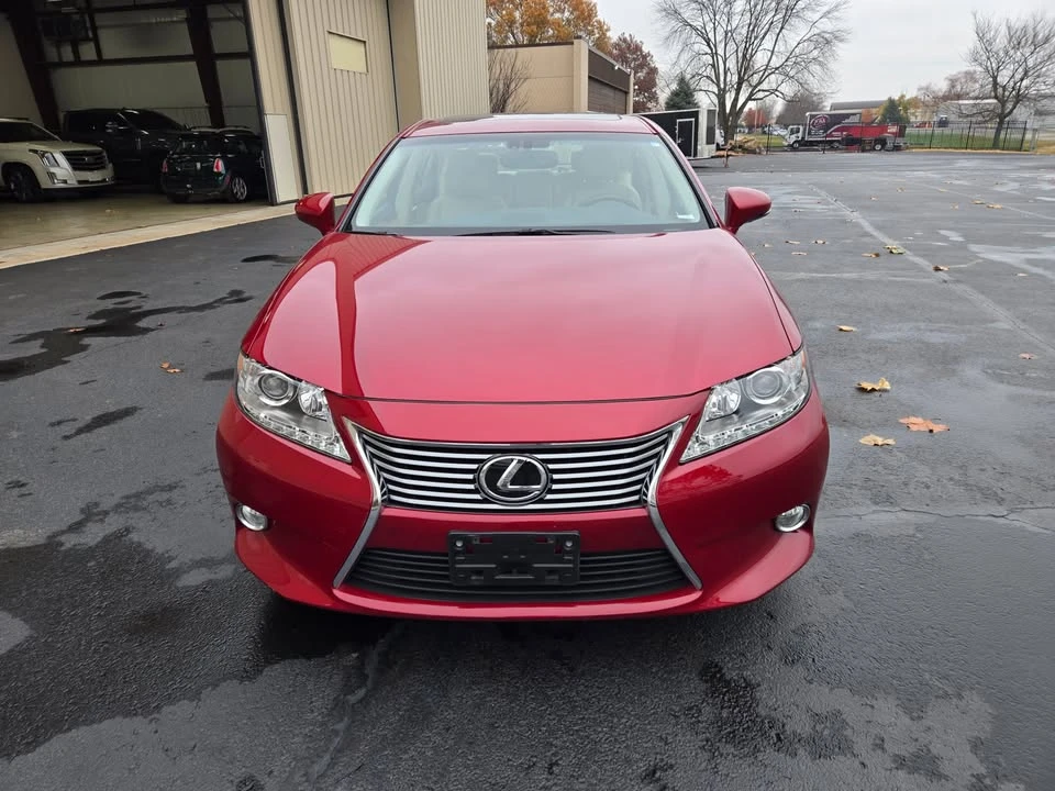 2013 Lexus ES 6th Gen - Image 2 of 11