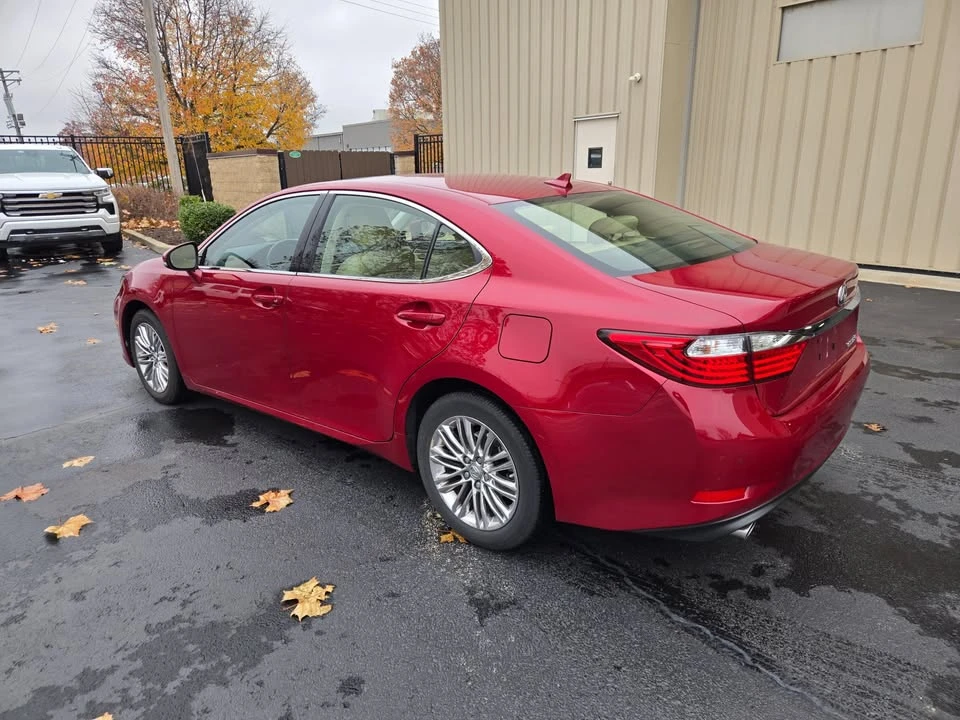 2013 Lexus ES 6th Gen - Image 8 of 11