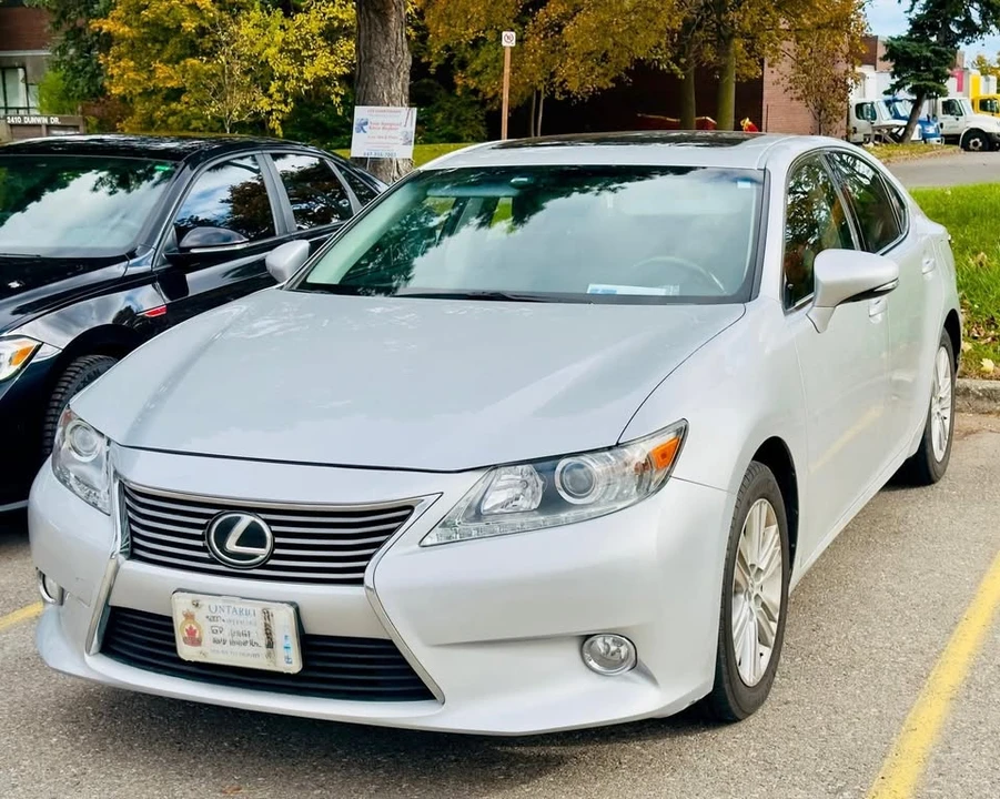 2013 Lexus ES 6th Gen - Image 2 of 4