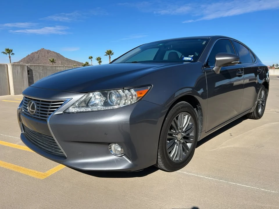2013 Lexus ES 6th Gen - Image 2 of 18
