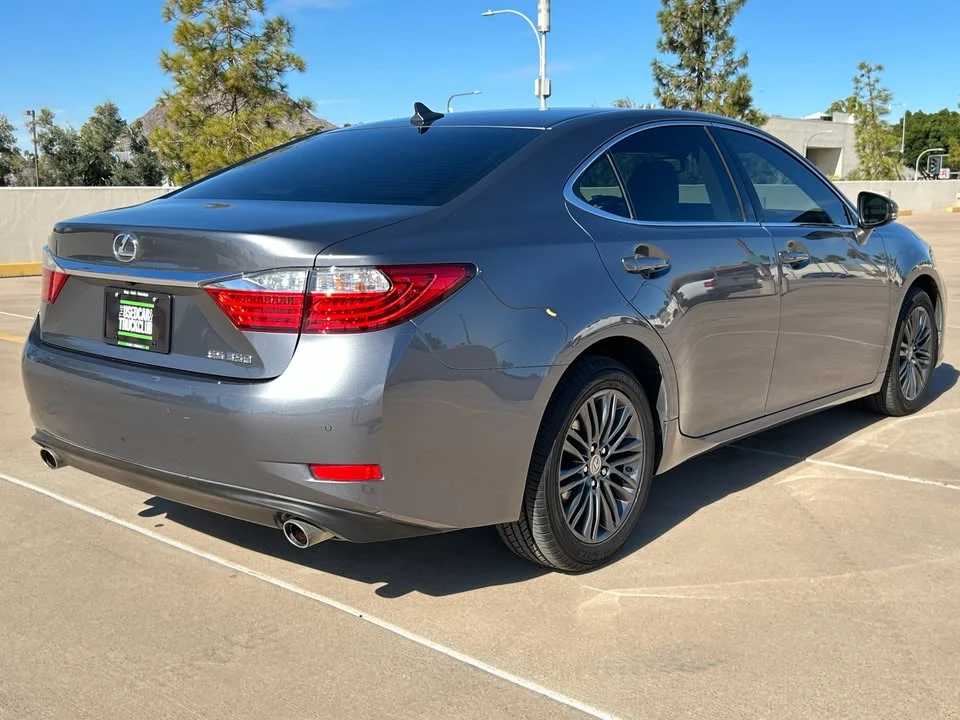 2013 Lexus ES 6th Gen - Image 9 of 18