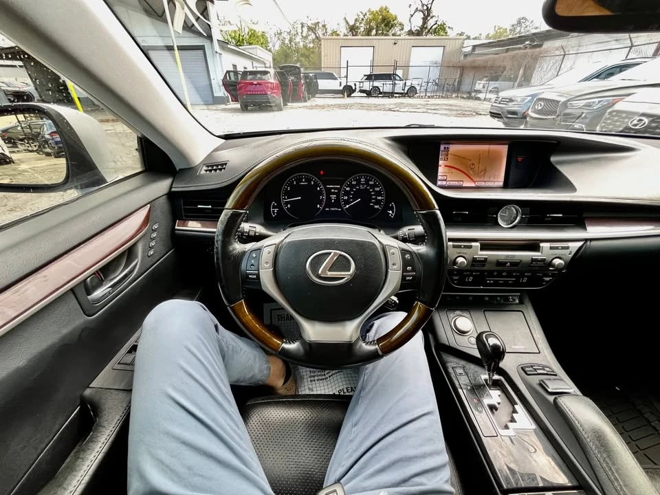 2013 Lexus ES 6th Gen - Image 8 of 12