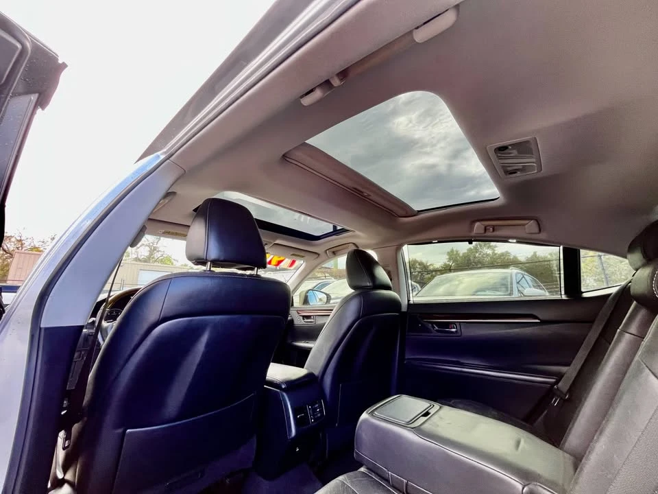 2013 Lexus ES 6th Gen - Image 7 of 12