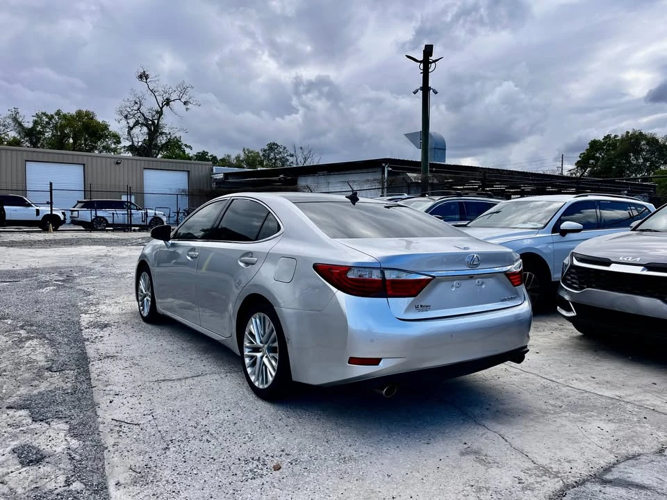 2013 Lexus ES 6th Gen - Image 4 of 12