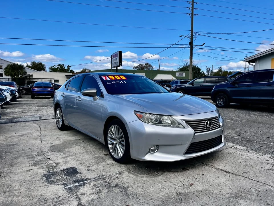 2013 Lexus ES 6th Gen - Image 2 of 12