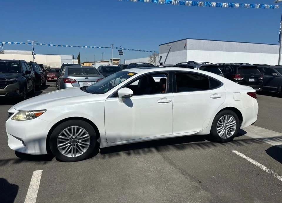 2013 Lexus ES 6th Gen - Image 2 of 11