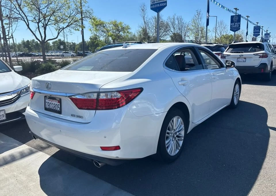 2013 Lexus ES 6th Gen - Image 5 of 11