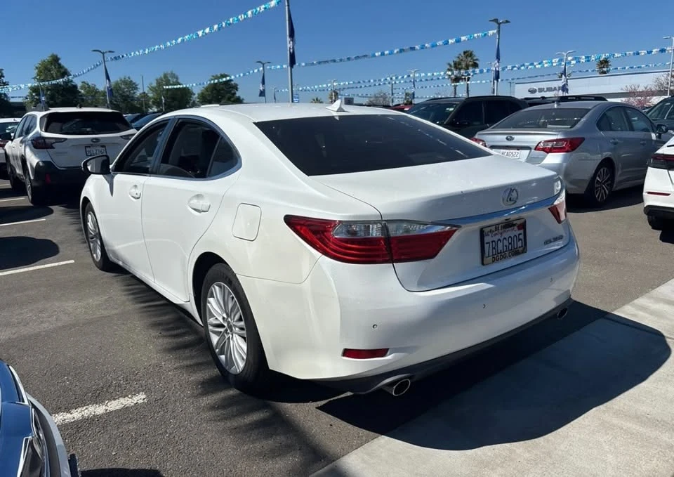 2013 Lexus ES 6th Gen - Image 3 of 11