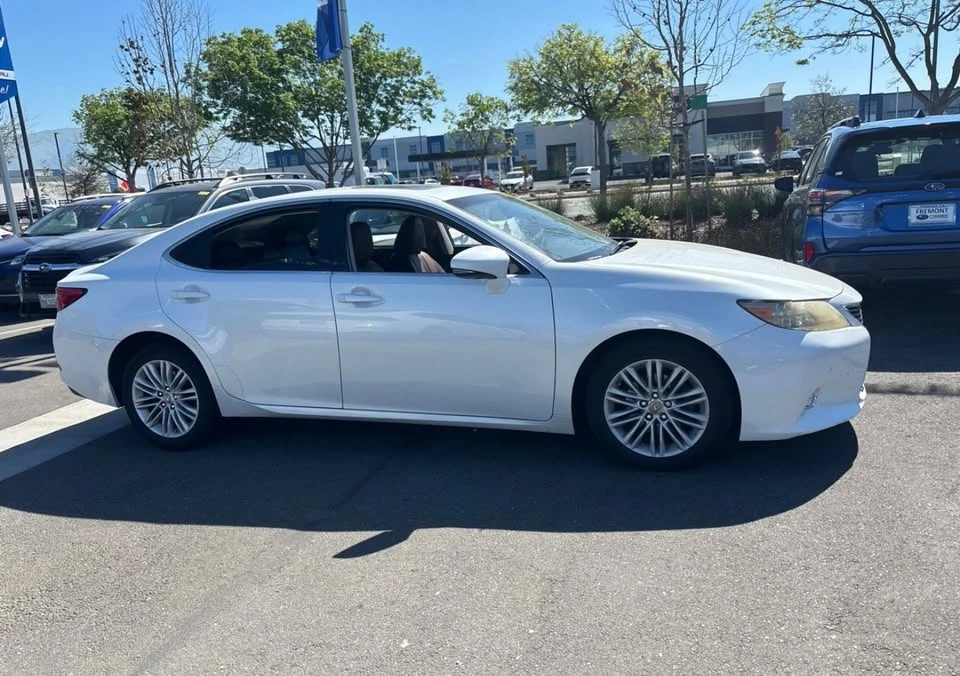 2013 Lexus ES 6th Gen - Image 6 of 11