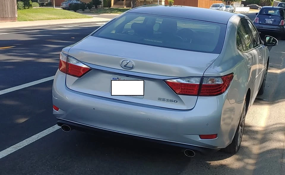 2013 Lexus ES 6th Gen - Image 2 of 10