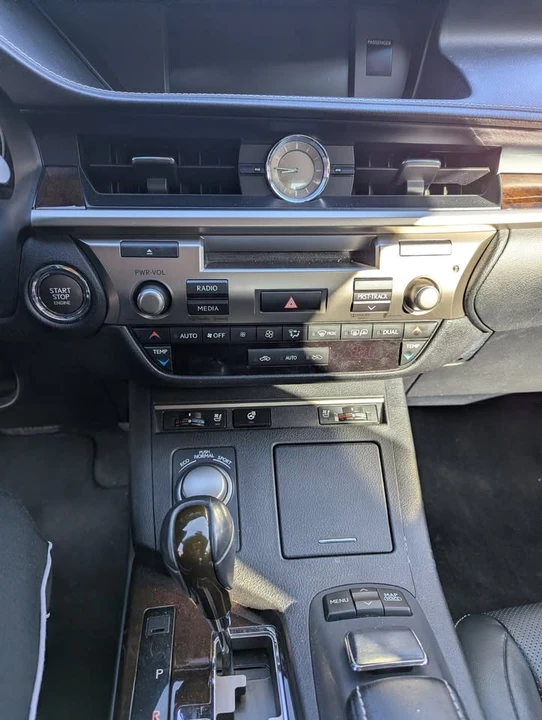 2013 Lexus ES 6th Gen - Image 6 of 12