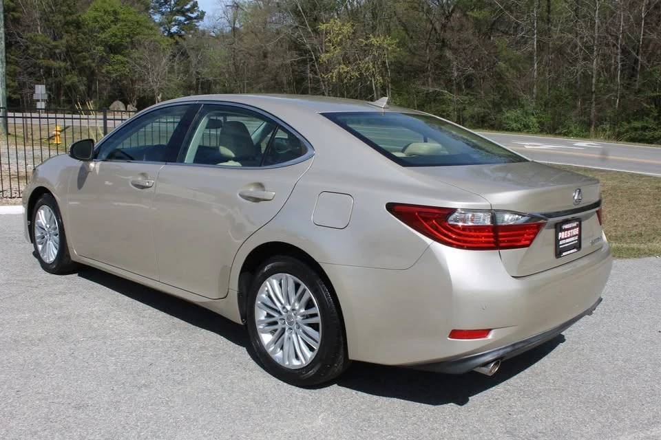 2013 Lexus ES 6th Gen - Image 8 of 20