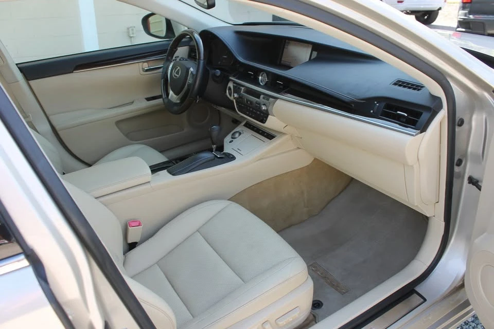 2013 Lexus ES 6th Gen - Image 15 of 20