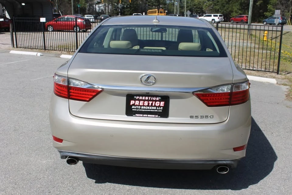 2013 Lexus ES 6th Gen - Image 9 of 20