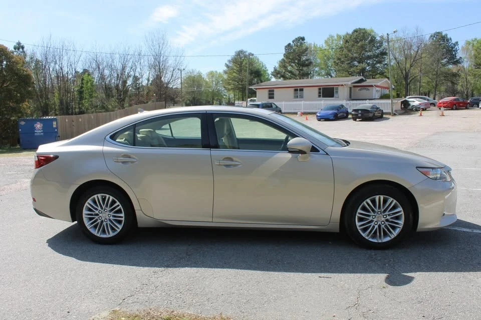 2013 Lexus ES 6th Gen - Image 10 of 20
