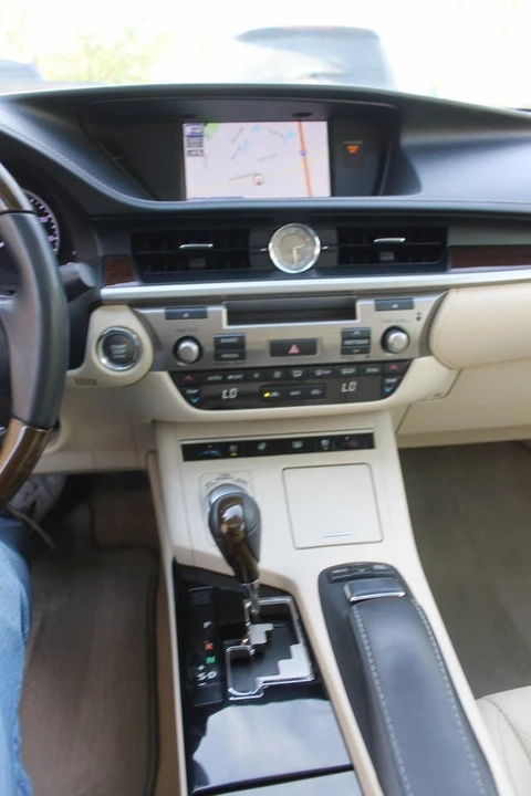 2013 Lexus ES 6th Gen - Image 17 of 20