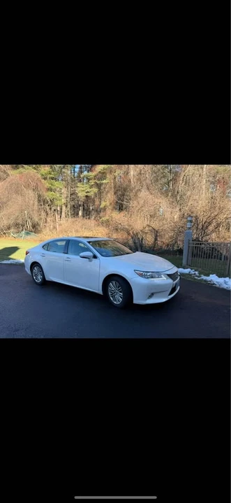 2013 Lexus ES 5th Gen - Image 3 of 10